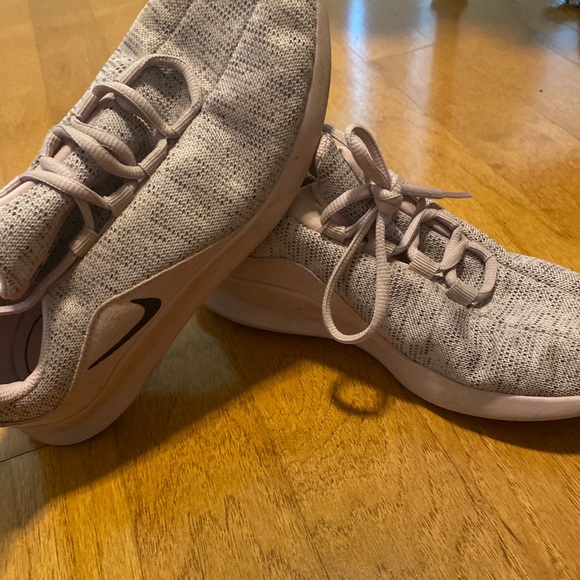 Nike tennis shoes - Picture 2 of 4